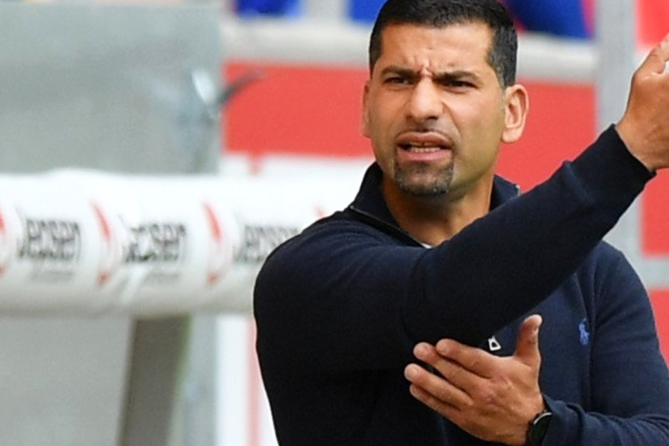 Das Foto zeigt Darmstadt Trainer Dimitrios Grammozis während des Spiels seiner Mannschaft gegen Jahn Regensburg.