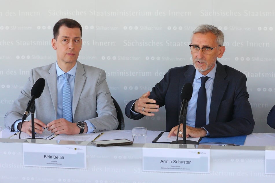 LDS-Chef Béla Bélafi (52, l.) und Innenminister Armin Schuster (65, CDU) erläuterten am Mittwoch, wie das neue SMZ funktioniert.