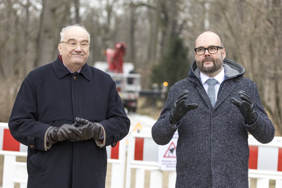 Vor-Ort-Termin wegen der Sicherheit, aber kein Wort zur Toten oder den Verletzten: Schlösserland-Geschäftsführer Christian Striefler (64, l.) und Sachsens Finanzminister Christian Piwarz (50, CDU) im Januar im Großen Garten.