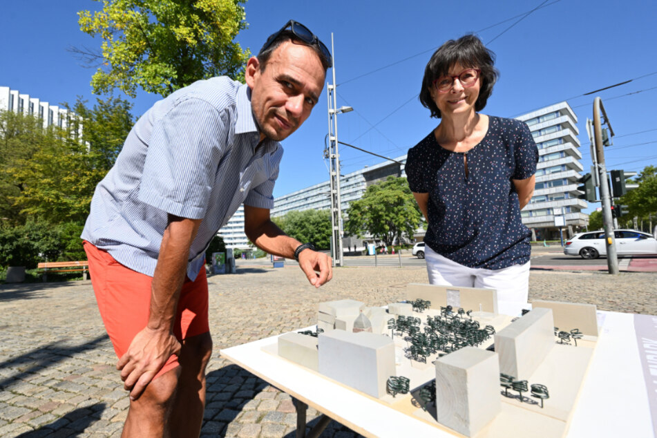 Frank Kotzerke (50) und Passantin Jutta Aurich (66) am Modell des Stadtforums.