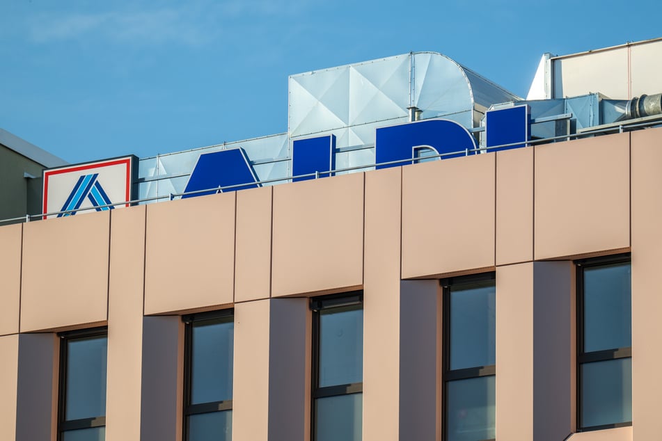 Schlecht von außen zu sehen: Die Werbeschilder für Aldi, Simmel und Müller werden von der Hausfassade halb verdeckt.