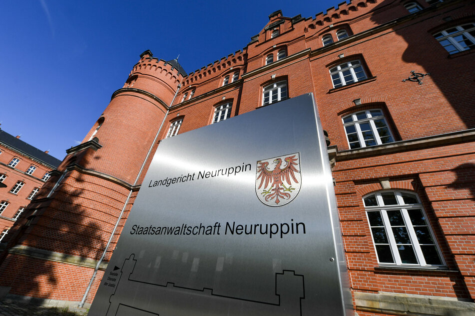 Nazi-Tattoos bei Schulfest gezeigt: Lehrer bleibt gefeuert!