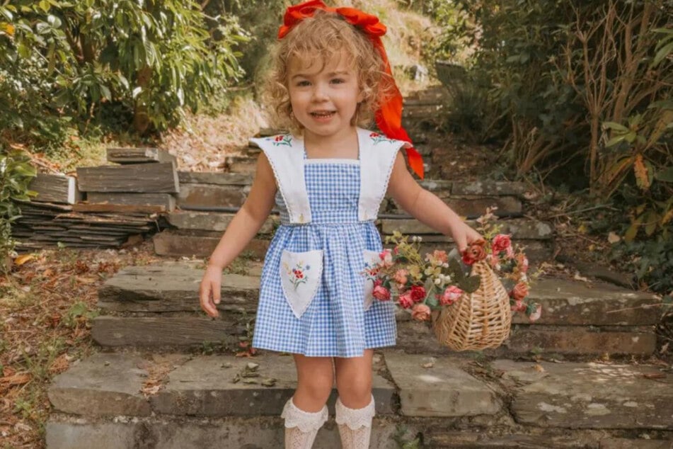 Summer (3) trägt das Kleid, das von 1959 stammen soll, auf diesem Foto.