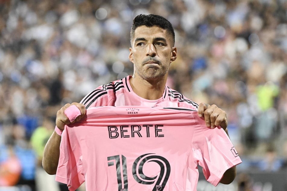Nach seinem Treffer setzte Luis Suárez (39) ein emotionales Zeichen, hielt beim Jubel das Trikot von Teamkollege Berterame hoch.