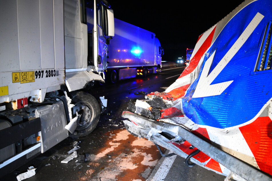 Unfall A6: Nicht aufgepasst: Truckerin rauscht auf Autobahn in Baustellen-Sperrwand