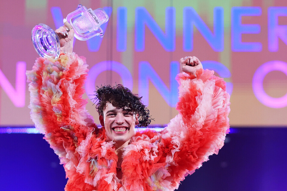 Nemo (24) aus der Schweiz jubelte mit der Trophäe über den Sieg beim Finale des ESC in der Malmö Arena.