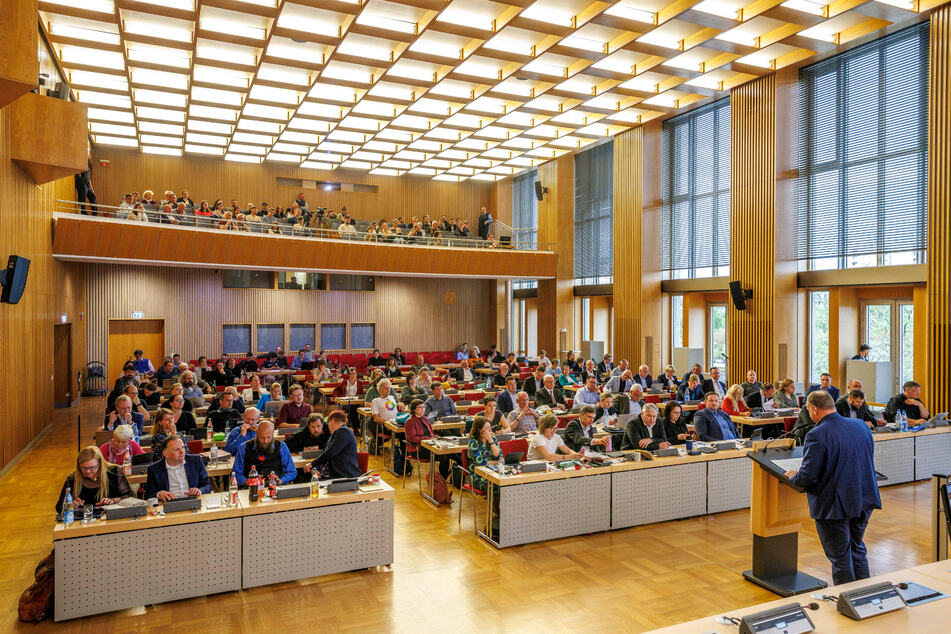 Die Stadträte sind zerstritten, bekommen sogar Mehrheiten für kaum umstrittene Sachverhalte nicht zusammen.