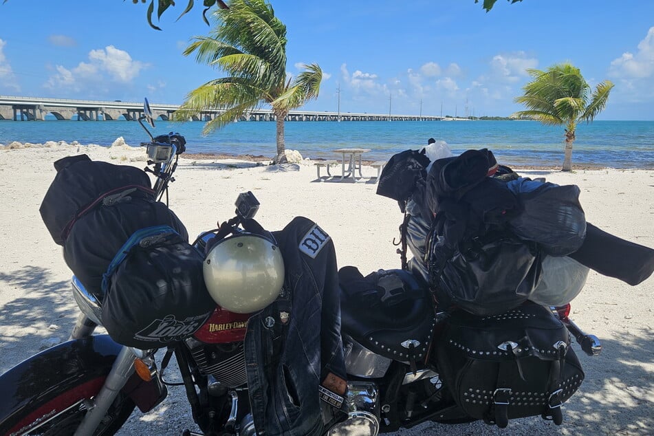 Die Harley genau an der Grenze zwischen Alabama und Florida am Strand.