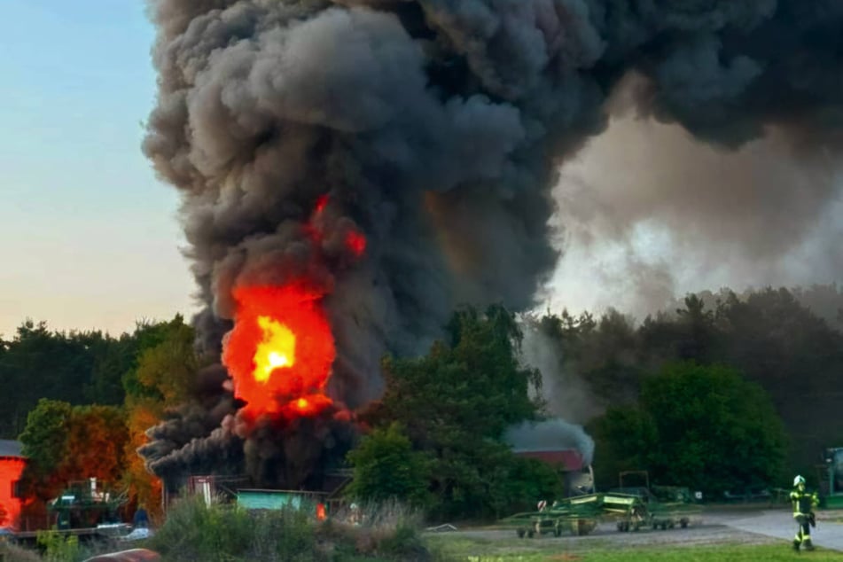 Über dem Brandort bei Brück ist eine riesige Rauchsäule emporgestiegen.