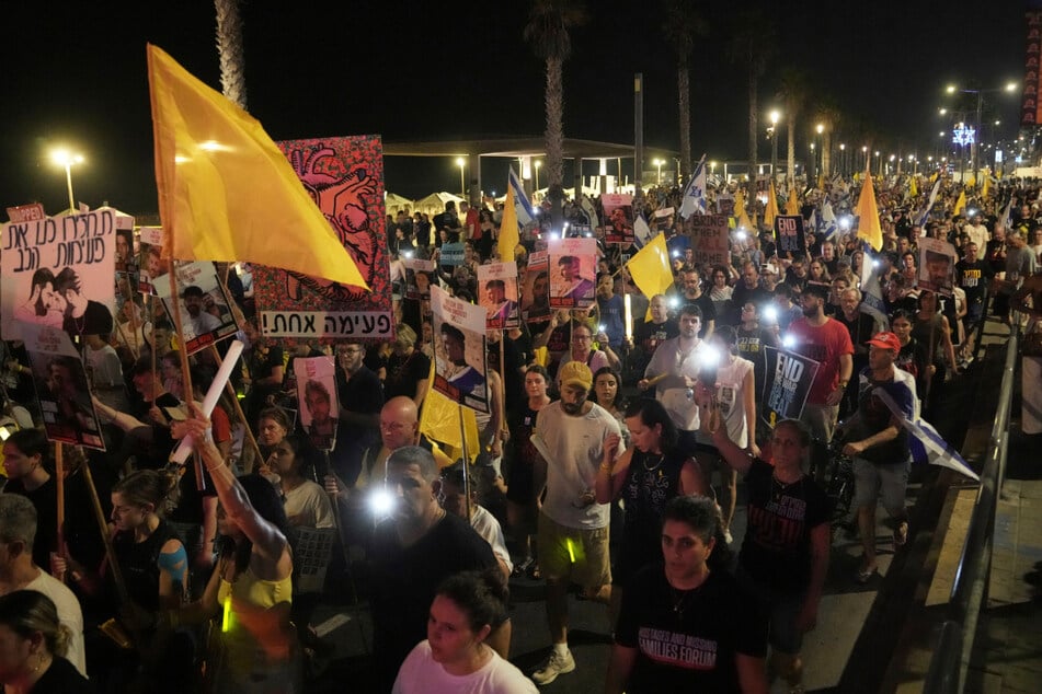 Tausende Menschen haben in Tel Aviv für eine Waffenruhe im Gazastreifen und die Freilassung der Geiseln in der Gewalt der Hamas demonstriert.