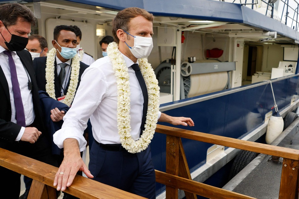 Frankreich, Papeete: Emmanuel Macron, Präsident von Frankreich, verlässt das Schiff Ulysse II im Hafen von Papeete.