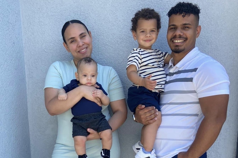 Lucky catcher Alan Alcantara (r.) with his wife and children.