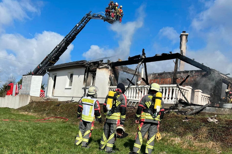 Die Feuerwehr versuchte alles, konnte das Haus aber nicht mehr retten.