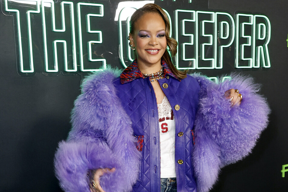 Rihanna looked stylish while heading back with home from Aspen with her family.