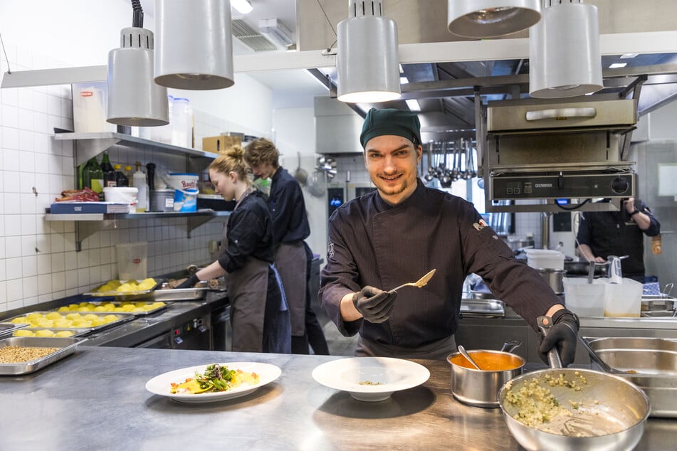 Phillip Funke (24) richtet in der Küche die Speisen von der Azubi-Karte an.