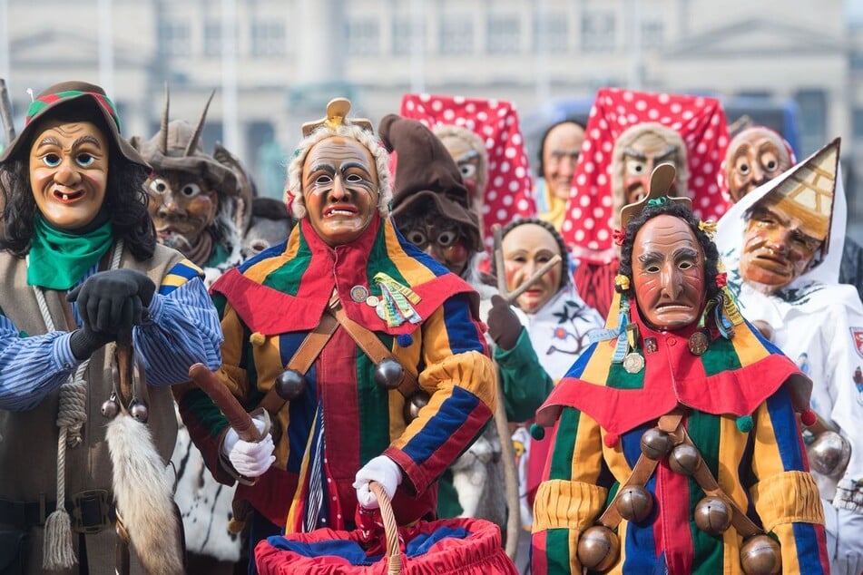 Die heiße Phase beginnt: Ganz nach Tradition stürmen Hunderte Narren die Rathäuser.