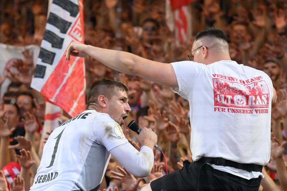 Sebald wurde nach Spielschluss auf das Podest vom Capo gefordert. Zu dem Zeitpunkt wussten die Fans noch nicht, dass er einen Todesfall in der Familie verarbeiten musste.