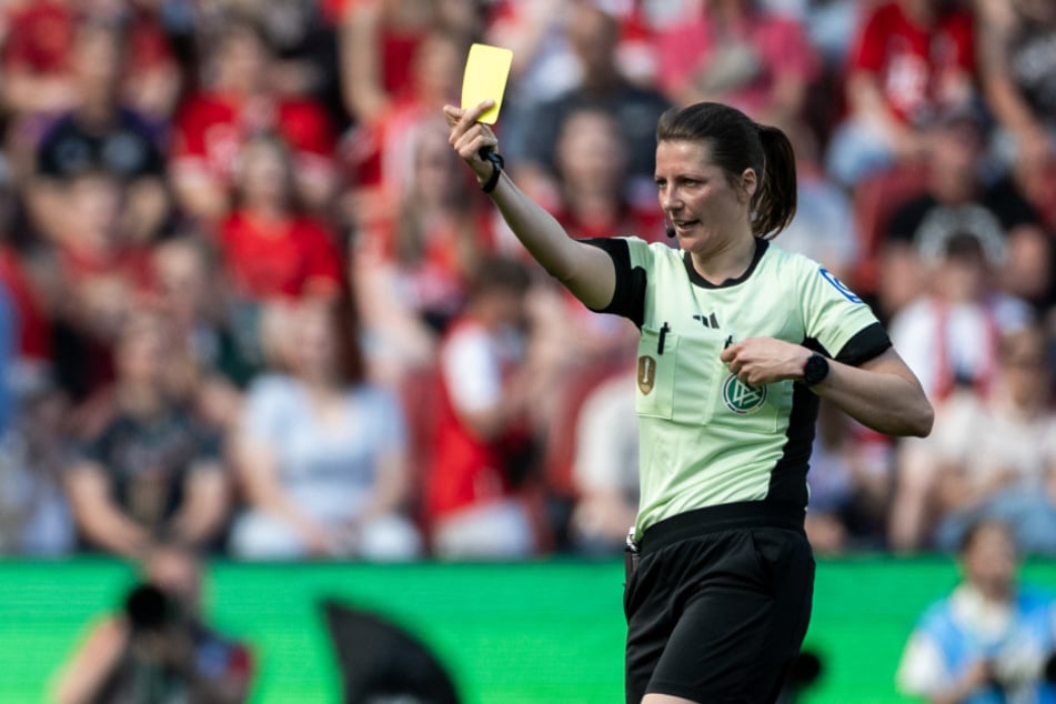 Schiedsrichterin Annika Kost (33) pfiff die Partie zwischen dem 1. FC Köln und Bayer Leverkusen beim Stand von 1:0 in der 36. Minute ab.