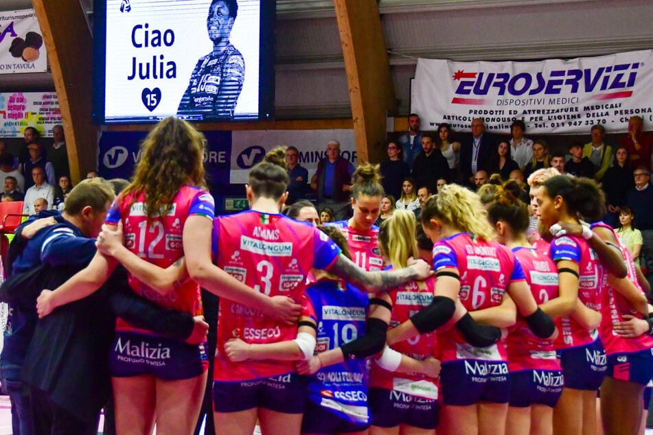 Schon vor dem Spiel von Novara in Chieri bildeten die Spielerinnen einen Kreis, vergossen vor und nach dem Match Tränen.
