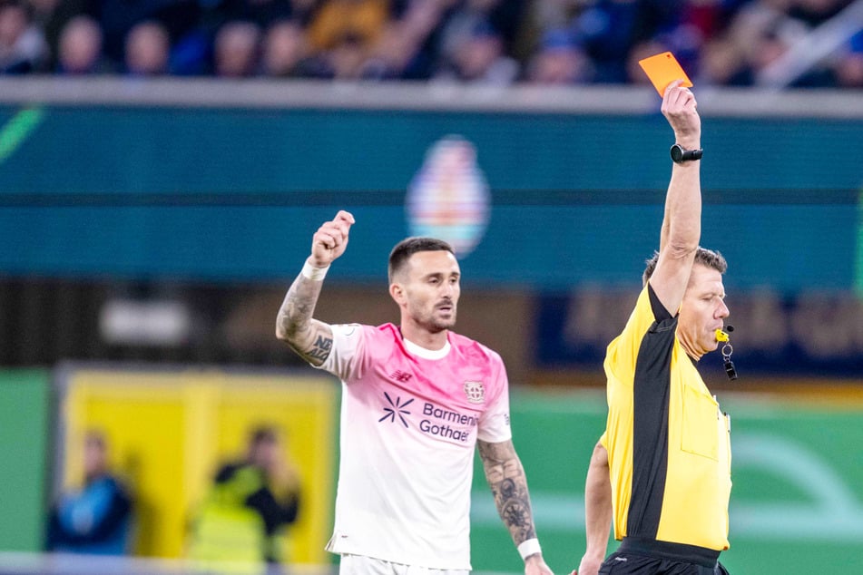 DFB-Pokal live: Verweigerter Elfmeter, Rot, Freistoß-Tor! Wilde Minuten bei Leverkusen