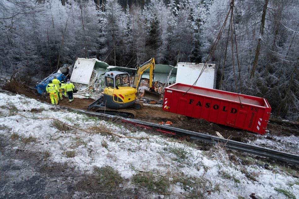 Der Sattelzug hatte 15 Tonnen Eier geladen. Die Ladung muss entfernt, der Lastwagen danach geborgen werden.