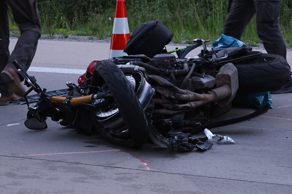 Das Motorrad wurde in Folge des Unfalls komplett zerstört, der Fahrer lebensgefährlich verletzt.