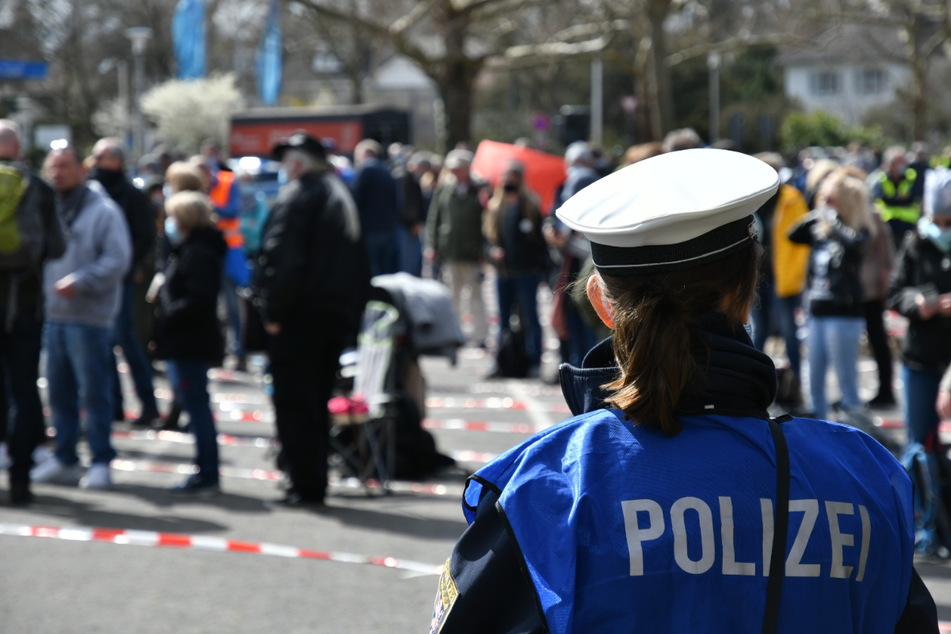 Die Beamten kontrollierten am Eingang des Geländes die Demonstranten. Viele wiesen ein Attest zur Befreiung von der Corona-Maskenauflage vor, andere zogen ihren Mund-Nasen-Schutz nach der Kontrolle wieder vom Gesicht.