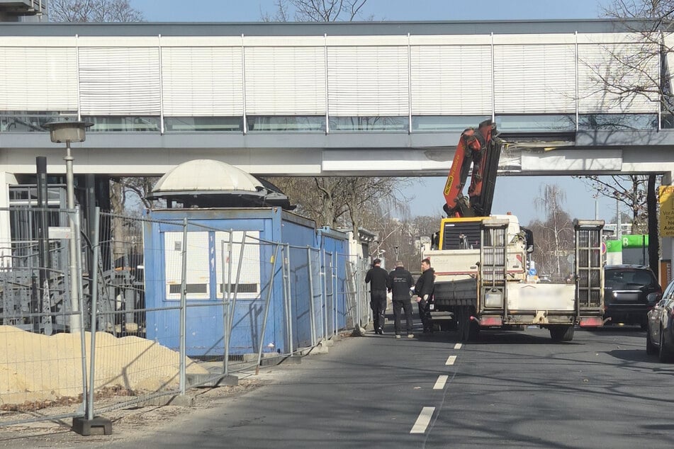 Mit einem Kranaufleger blieb ein LKW-Fahrer (61) an der Verbindungsbrücke auf dem Gelände der Uniklinik hängen.
