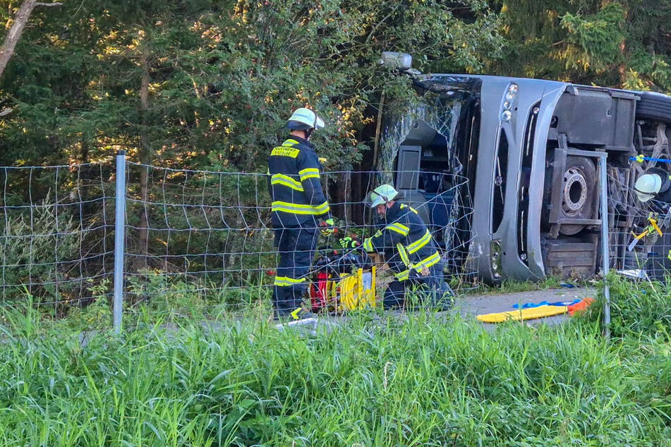 Unfall A96: Reisebus umgekippt: Zwei Tote und mehrere Verletzte auf A96