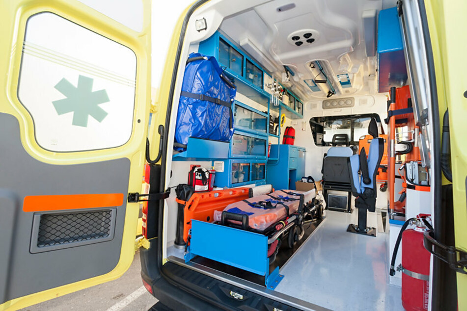 Betrunkener greift Sanitäter mit Messer an und bespuckt die Polizei