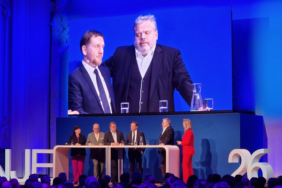 Ein Bild, das Bände spricht: Sachsens Regierungschef Michael Kretschmer (50, CDU, l.) wird im "Bürokratie-Grill" auf der Bühne von Unternehmer-Präsident Dietrich Enk (52) beargwöhnt.