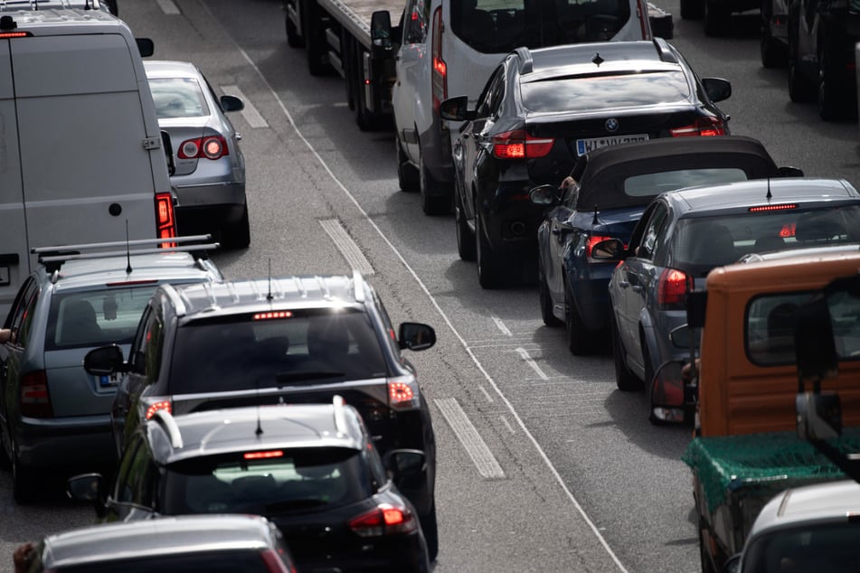 Vor allem auf den Autobahnen 3, 5, und 7 besteht an diesem Wochenende erhöhte Staugefahr. (Symbolbild)