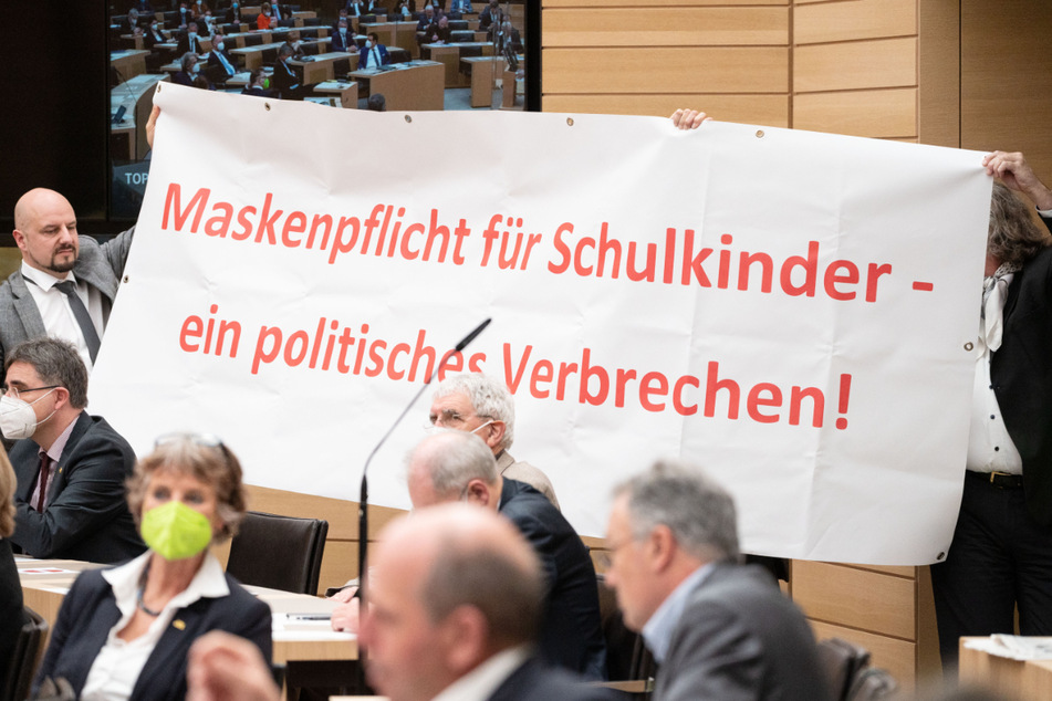 Räpple (links) und Fiechtner (rechts) halten das Plakat in die Höhe.