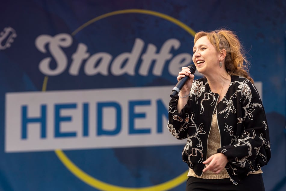 Schlagersängerin Nora Louisa (36) war am Sonntag auf der Bühne zu erleben.
