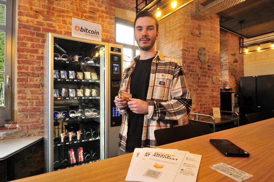 Hanuta gegen Bitcoin: Mitarbeiter Tim Käbisch (25) schuf den Krypto-Automaten in der Mittweidaer "Werkbank 32".