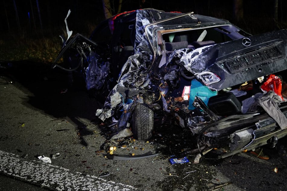 Alle drei Insassen des Mercedes erlitten Verletzungen, einer der Männer wurde schwer, aber nicht lebensbedrohlich verletzt.
