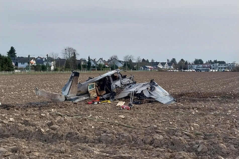 Bei einem Flugzeugabsturz nahe Köln ist am Freitagnachmittag ein Mann ums Leben gekommen. Eine Frau wurde schwer verletzt.