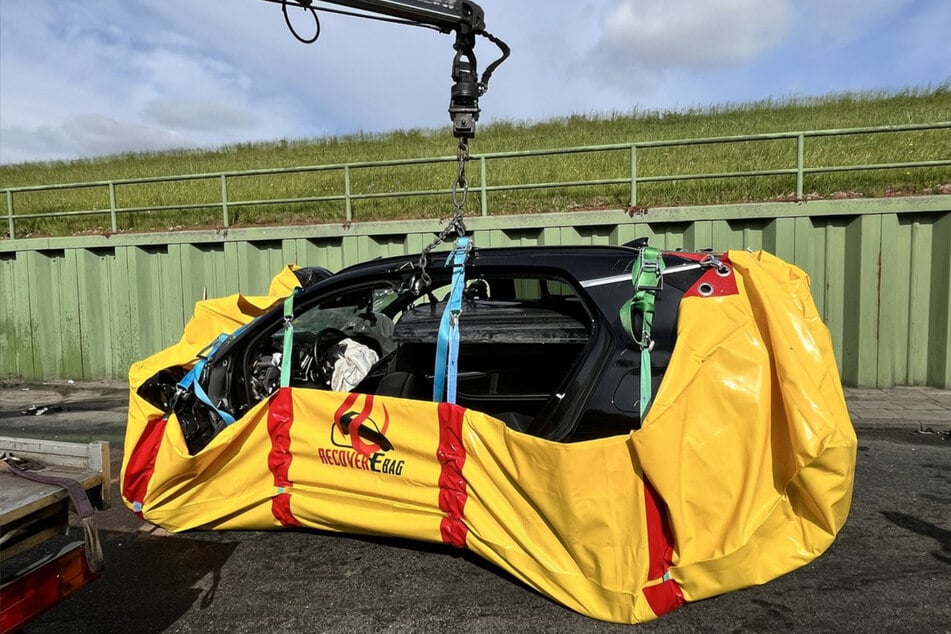 Das beschädigte Elektroauto musste mit einem speziellen Sicherungssystem geborgen werden.