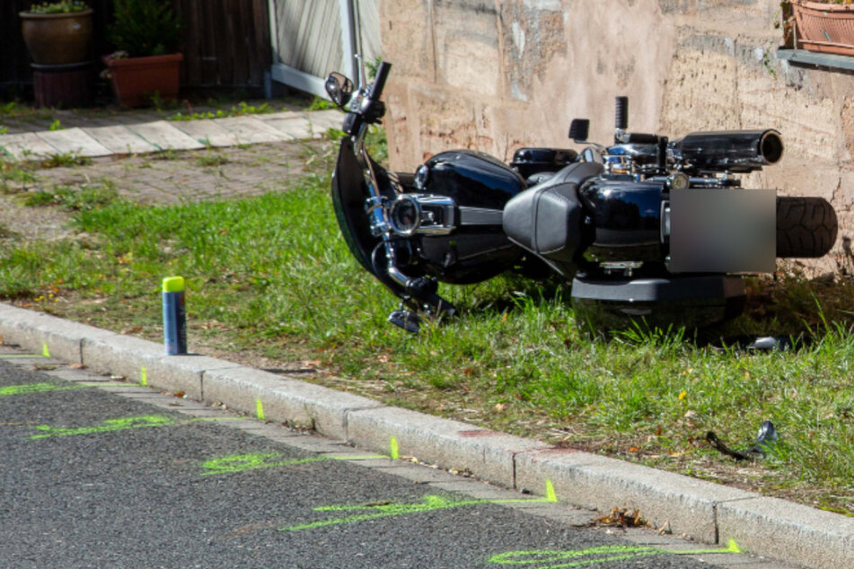 Motorrad kracht gegen Hauswand: Fahrer stirbt
