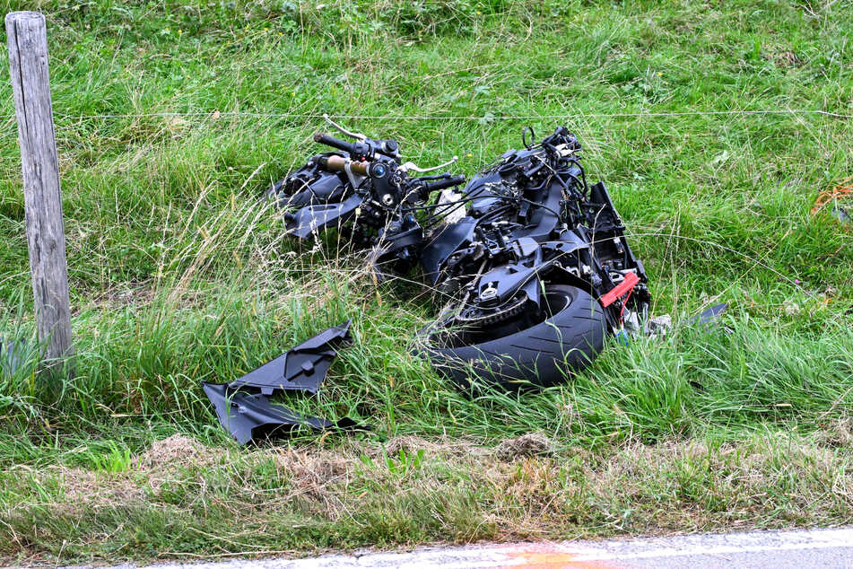 Der 27-jährige Motorradfahrer starb noch vor Ort.