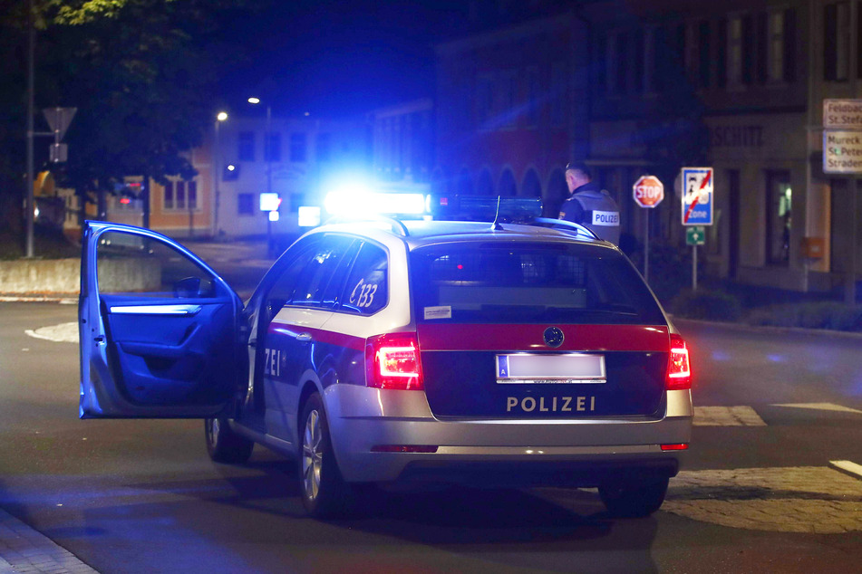 Am Sonntagabend entdeckten Polizisten im Rahmen einer Verkehrskontrolle die Leiche im Kofferraum eines Autos. (Symbolbild)