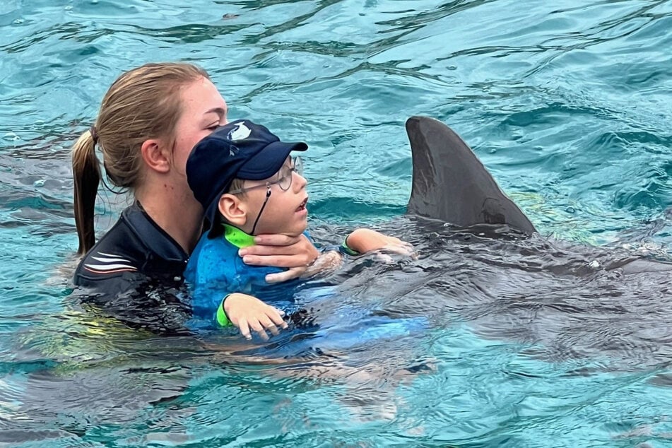 Für Henry wäre es nicht die erste Delfintherapie. 2023 trat er die Reise schon einmal an. Dabei machte er so große Fortschritte, dass seine Eltern es nun noch einmal versuchen wollen.