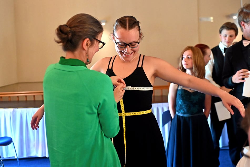 Für das Debütanten-Kleid: Hanna Treuheit (20, r.) lässt sich von Damenmaßschneiderin Grit Schimmel (51) vermessen.