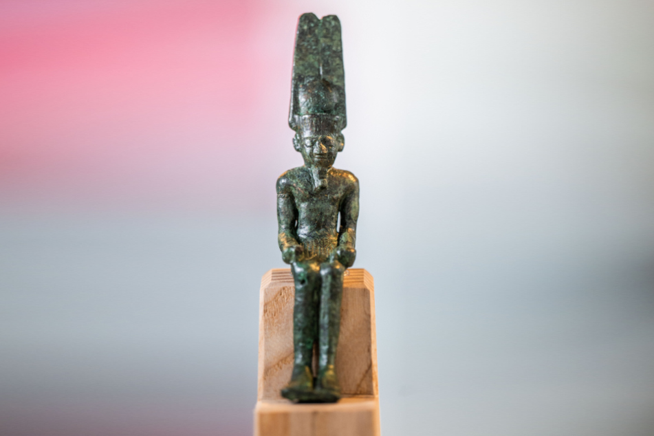 Diese altägyptische Statuette des Gottes Amun-Re (1550 bis 1070 v. Chr.) stammt aus der Sammlung Beyer.