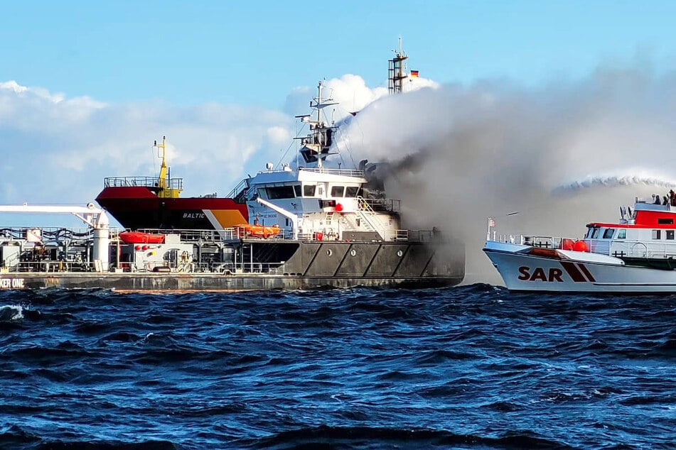 Schwarzer Rauch über der Ostsee: Brennender Öltanker wird nach Rostock geschleppt