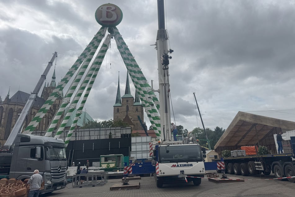 Erfurter Oktoberfest: Aufbau auf dem Domplatz hat begonnen