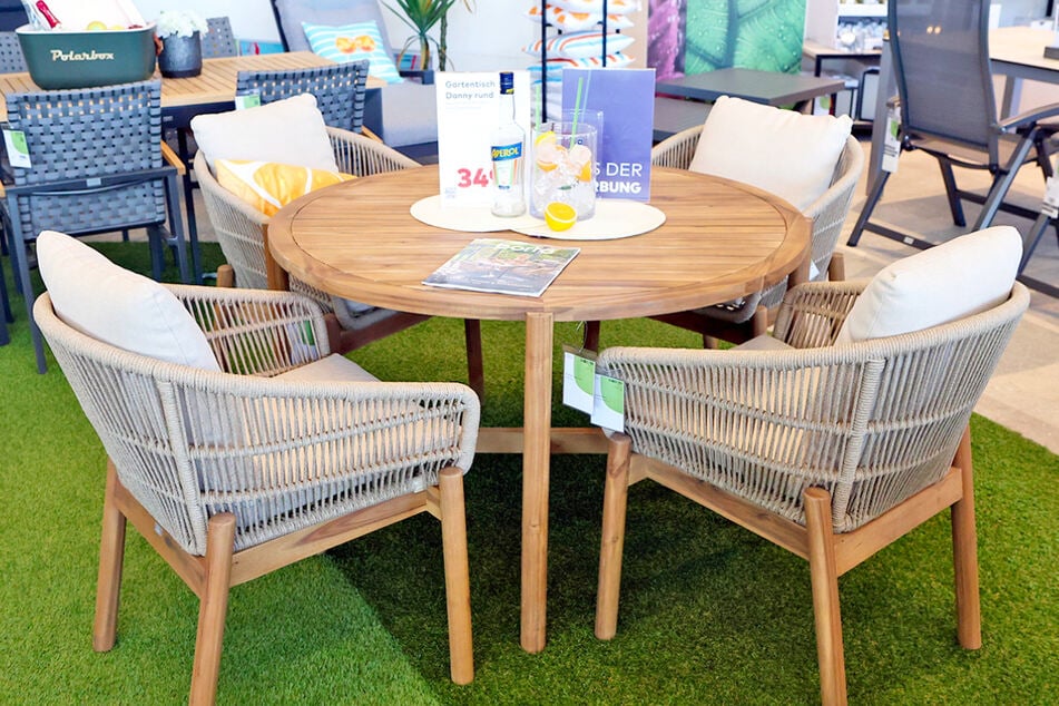Alle, die sich die schönen Gartenmöbel anschauen, beglückt porta auch mit Sekt, Bratwurst und Cocktails.