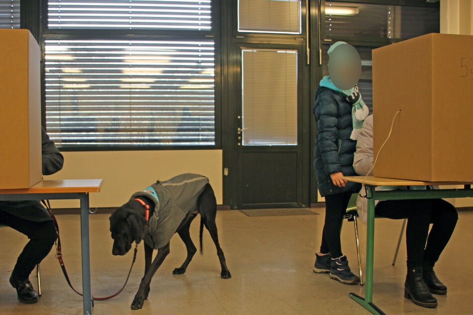 Die Tochter des Ehepaars Thering schaute ihrer Mutter beim Wahlvorgang über die Schulter. Ein Fauxpas, aber ohne Konsequenzen.