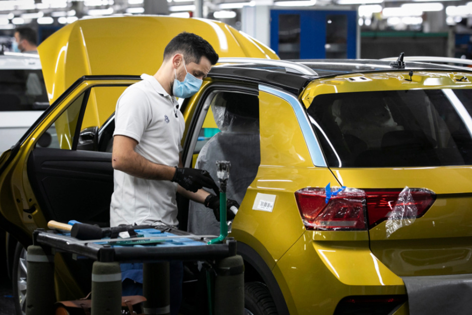 Ein Angestellter mit Mundschutz arbeitet an der Montagelinie an einem Volkswagen T-Roc im portugiesischen Autowerk von Volkswagen Autoeuropa. Das Werk nahm nach anderthalb Monaten, in denen durch die Corona-Pandemie nicht produziert wurde, die Produktion wieder auf.
