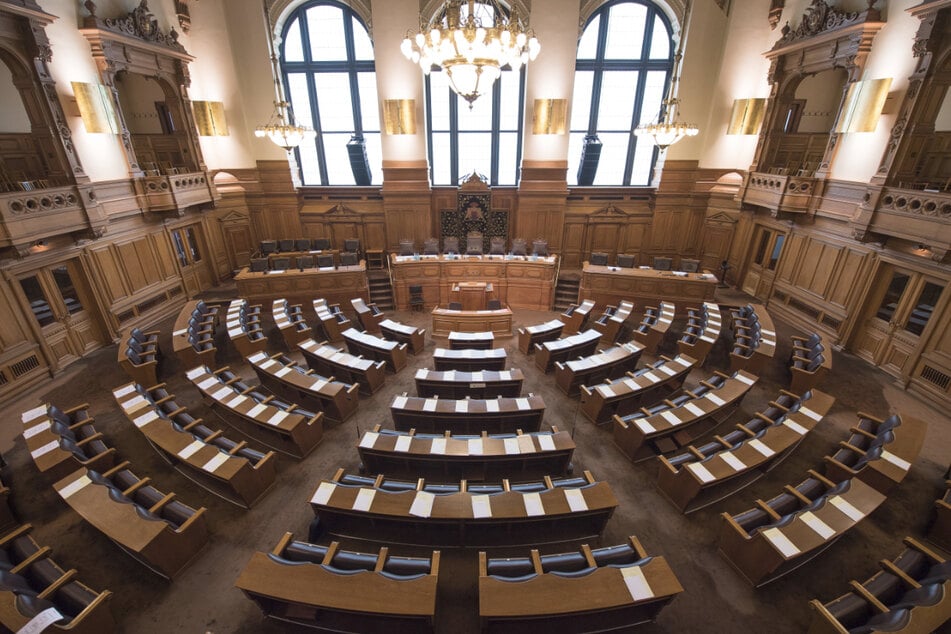 Die Sitze im Plenarsaal der Hamburgischen Bürgerschaft werden über Landes- und Wahlkreislisten vergeben. (Archivbild)